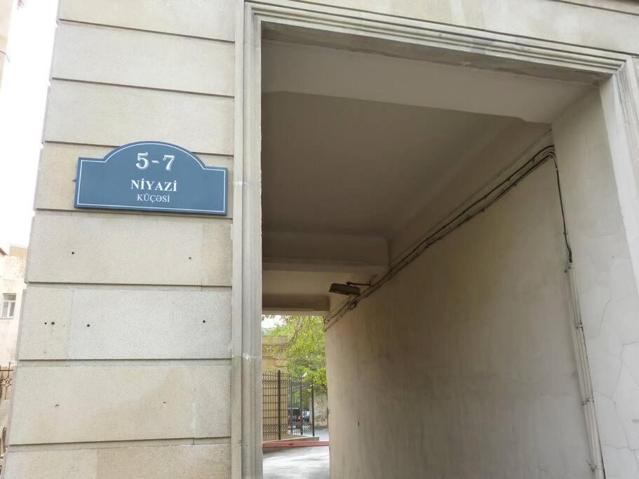 Live-Inn Stunning Apartment On Azneft Sq With President Palace & Old City Views Bakú Exterior foto