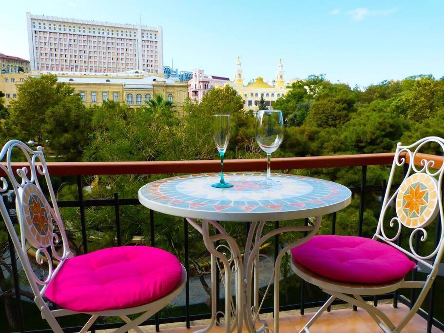 Live-Inn Stunning Apartment On Azneft Sq With President Palace & Old City Views Bakú Exterior foto