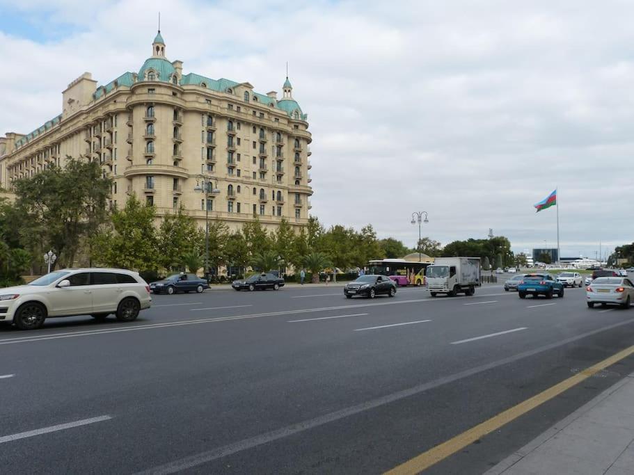 Live-Inn Stunning Apartment On Azneft Sq With President Palace & Old City Views Bakú Exterior foto