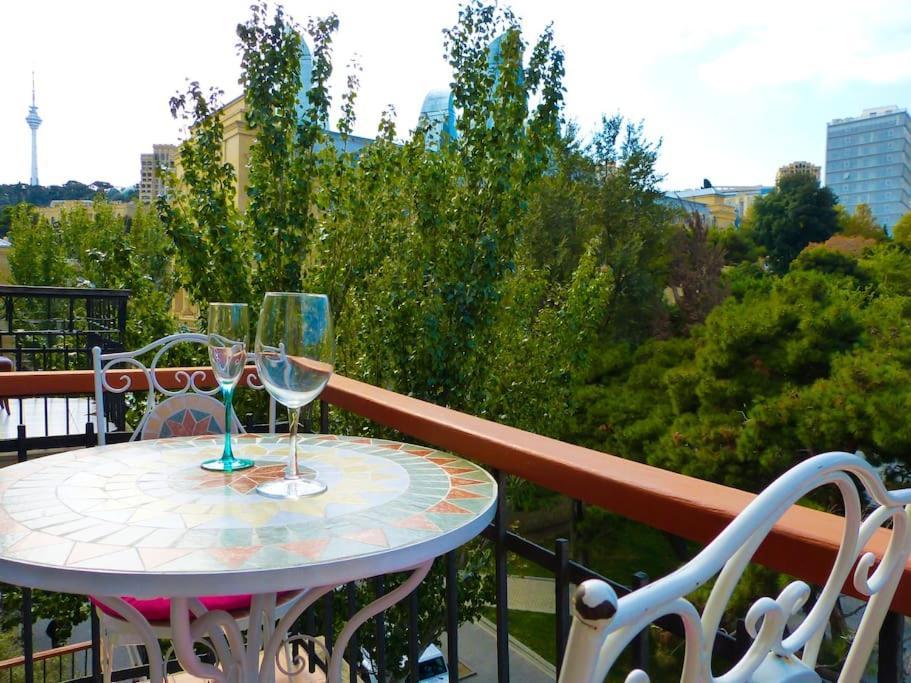 Live-Inn Stunning Apartment On Azneft Sq With President Palace & Old City Views Bakú Exterior foto