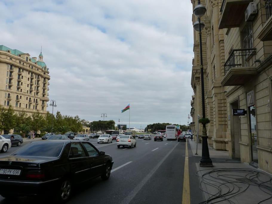 Live-Inn Stunning Apartment On Azneft Sq With President Palace & Old City Views Bakú Exterior foto