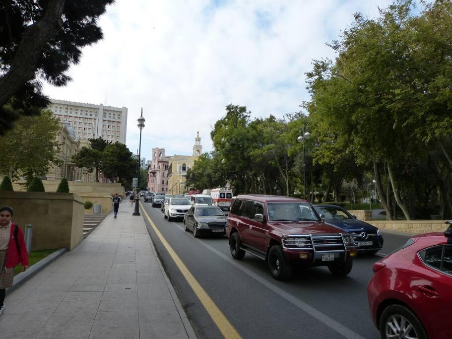 Live-Inn Stunning Apartment On Azneft Sq With President Palace & Old City Views Bakú Exterior foto
