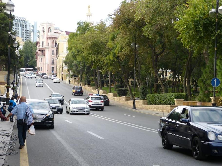 Live-Inn Stunning Apartment On Azneft Sq With President Palace & Old City Views Bakú Exterior foto