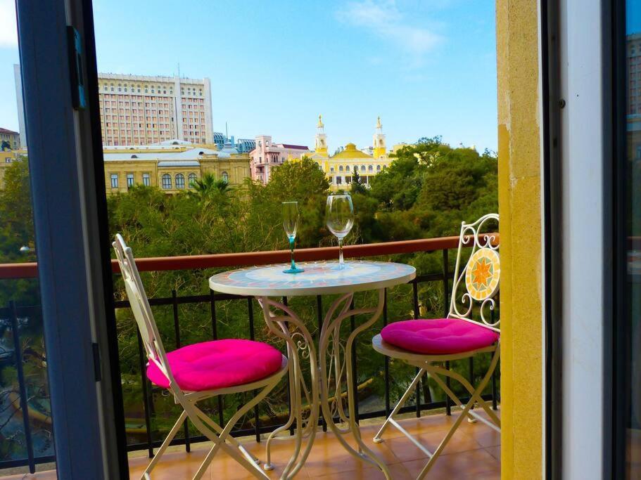 Live-Inn Stunning Apartment On Azneft Sq With President Palace & Old City Views Bakú Exterior foto