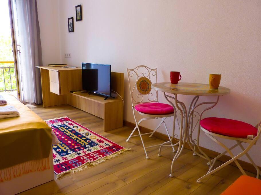 Live-Inn Stunning Apartment On Azneft Sq With President Palace & Old City Views Bakú Exterior foto